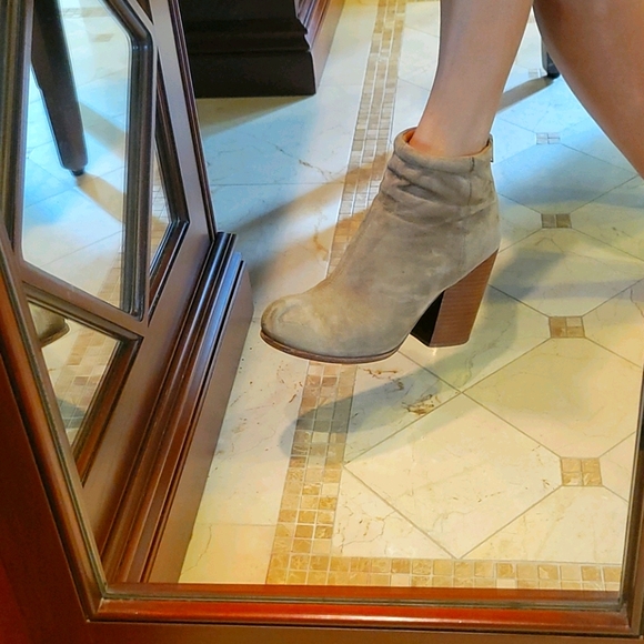 WOMEN'S JEFFREY CAMPBELL BEIGE SUEDE RUMBLE BOOTS - Picture 2 of 8